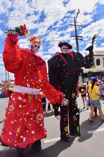 Juan & Juanita Stilt Walkers